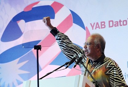 纳吉在宣佈多项强化土著经济政策后，举起拳头高喊3声「马来人万岁！」。