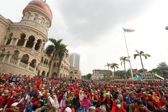约5万人响应「五一反消费税大集会」，把独立广场旁的拉惹路染成一片红海。