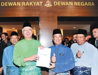 首相兼財长纳吉（左2）一袭青色马来服装，手持已提呈的2013年財政预算案，副揆慕尤丁（左3）、第二財长阿末胡斯尼（左）等高官皆举起拇指讚好。