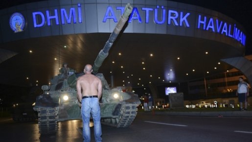 伊斯坦布尔机场外，一名男子站在坦克前。