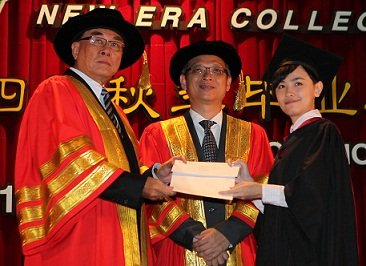 王超群（左）在新院第14届秋季毕业典礼上颁奖给全人教育奖得主李枟檜（右）。中为莫顺宗。