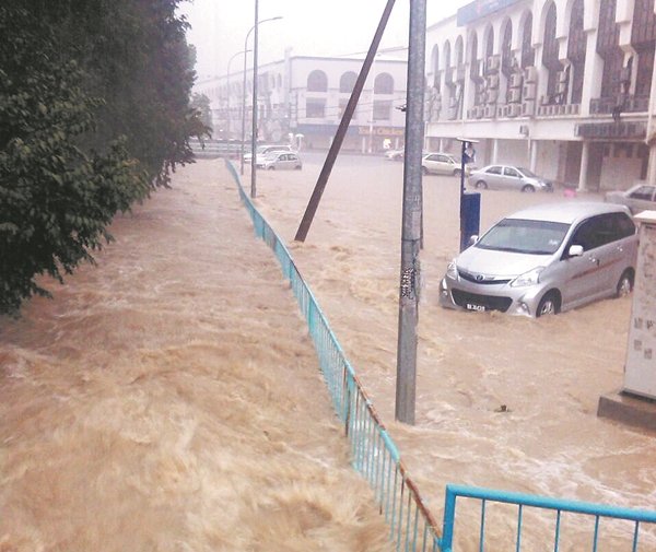 豪雨下约半小时后，加影市区就开始出现严重水灾。