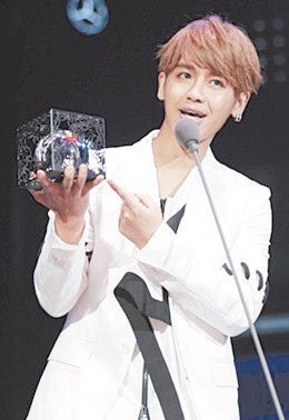 单飞发展的鼓鼓成绩不俗，于 《2017 Hito流行音乐奖》夺得最受欢迎新人。