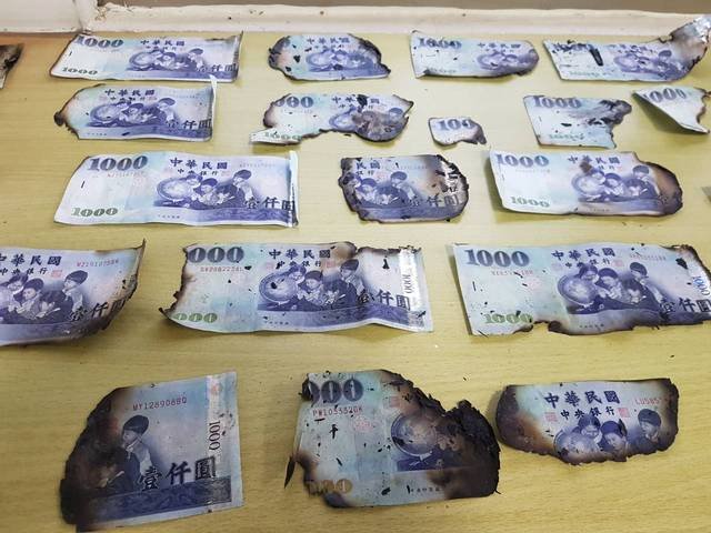 现场被烧毁千元真钞，共有19张仍可辨识。