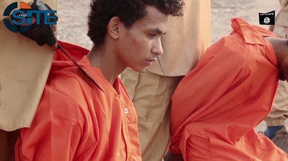 因俘虏被视为不同教派，而遭IS斩首。（图取自英国《每日邮报》）