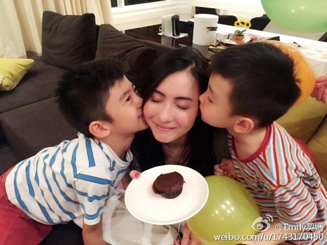 张栢芝35岁生日　儿子送吻
