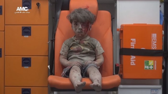 墙压敘利亚4岁童　摄影师：他与战爭何干