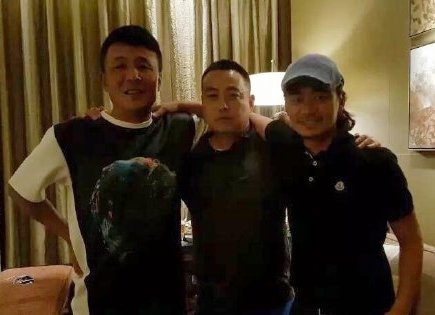 王宝强（右）宣布离婚后，最近首次现身朋友聚会。