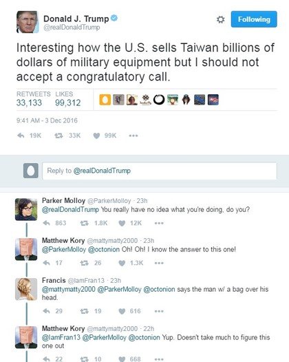 川普个人的推特也有大量网友留言。