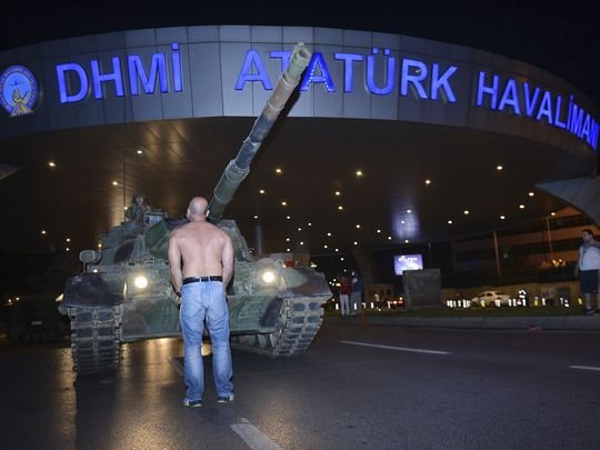 【土耳其政变】民众用肉身挡坦克　至少60人死