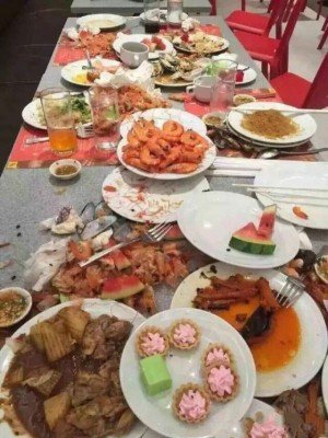 中国游客离开后，桌上仍残留满满食物还有一大盘虾子，非常浪费。（图取自「凤凰网」）