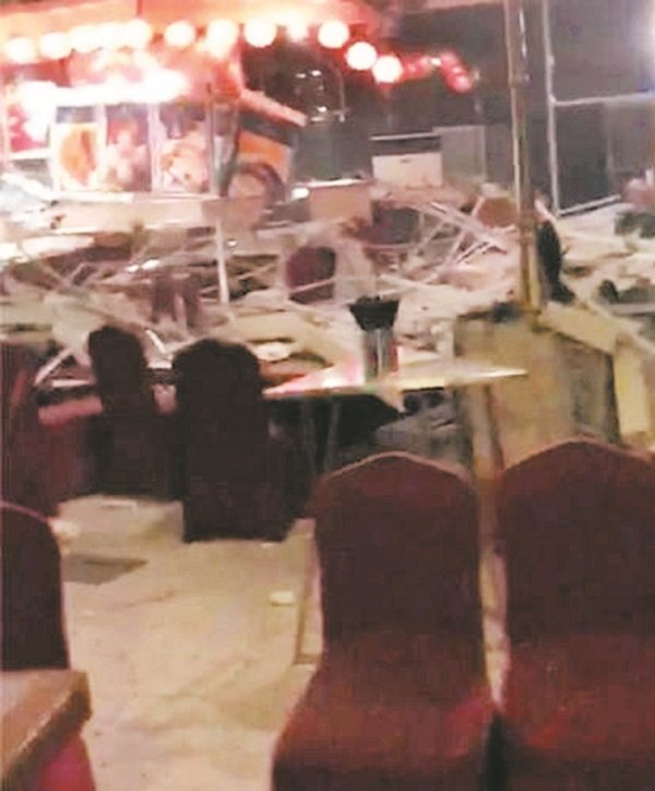 一对狮城夫妇在酒店用餐时发生地震，图中堆满铁条瓦砾的餐桌，是狮城夫妇原本用餐的地方。
