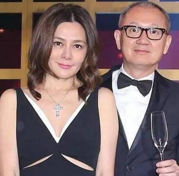 2015年关之琳突然宣布已与富豪陈泰铭离婚