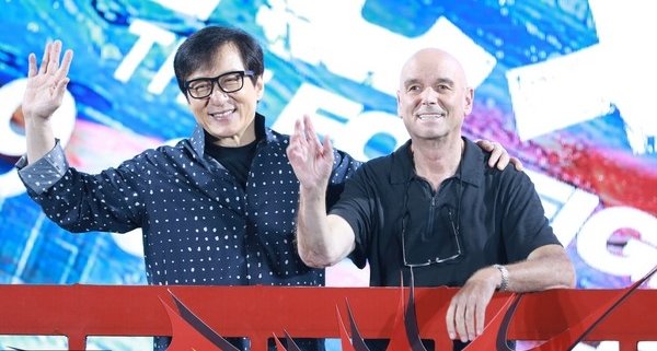 成龙和导演马丁坎贝尔一同出席北京记者会。