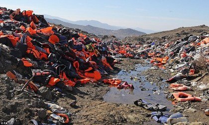 大量难民搭船登陆，在沙滩上的数以千计救生衣及橡皮艇。（照片取自《每日邮报》）
