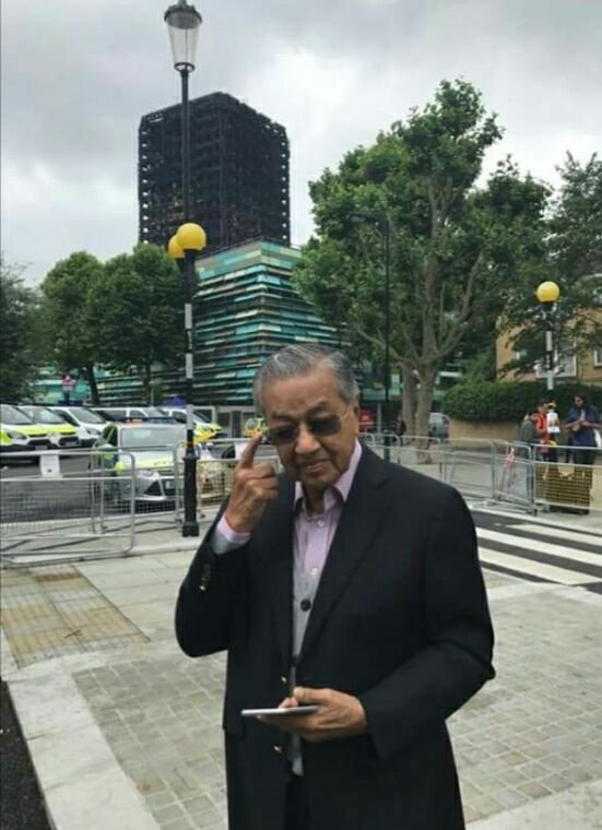 马哈迪在英国伦敦渡开斋节假期，並拜访日前发生严重大灾的格伦菲尔塔楼。