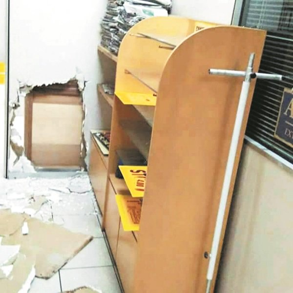 万顺购物中心分行办事处被翻箱倒匱，存放在保险箱內的30万令吉被窃贼盗走。