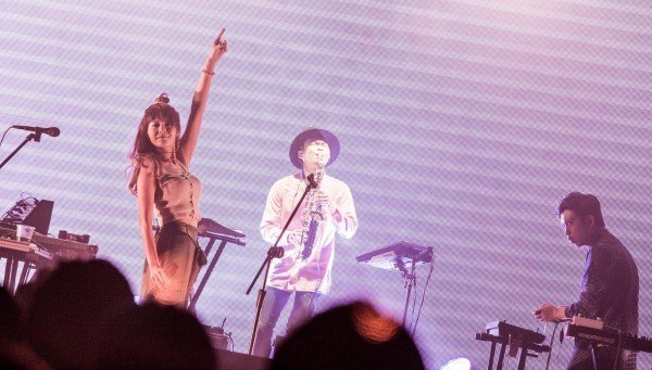 卢广仲与电子乐团「女孩与机器人」的正妹主唱Riin恋爱ing。