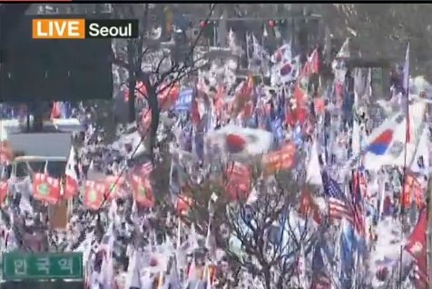 反朴槿惠的韩国民眾涌上首尔街头庆祝。