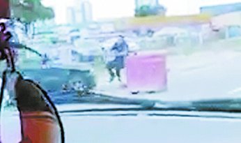 网上视频截图显示，可疑车辆逃跑途中，疑撞及路边一名黑衣男子。