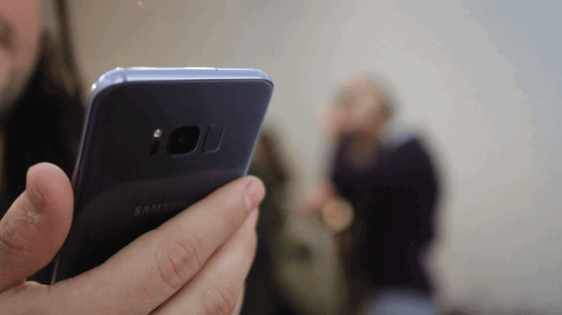 Galaxy S8的指纹辨识放在机身背后主镜头右边。（手机用户请点击看动態图。）