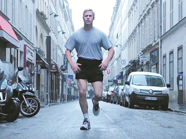 毕彼特在《战爭机器》里穿运动热裤跑步，模样滑稽。