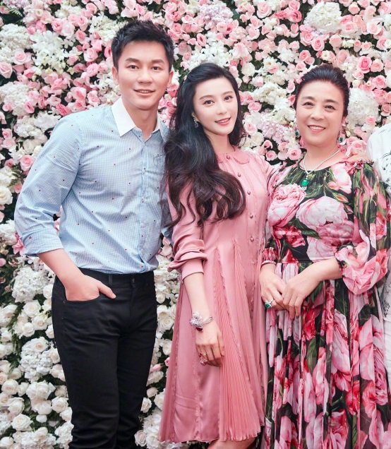 李晨（左起）和范冰冰日前宣布订婚喜讯，范冰冰母亲开心说：「从今以后，我又多了一个儿子。」翻摄范冰冰微博