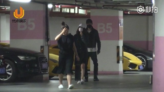今年7月某男子（右起）与赵丽颖、赵丽颖助理一同步入酒店，网友从身形及车牌，推测是冯绍峰。