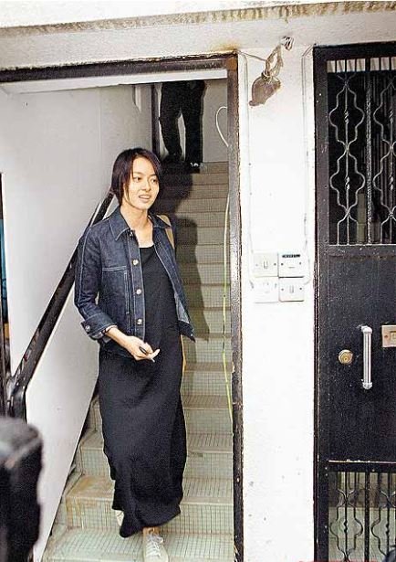 梁詠琪在鄭伊健位於西貢的家中走出來，轟動一時。