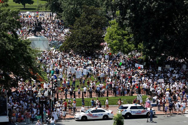 白宫前的抗议民眾。　路透