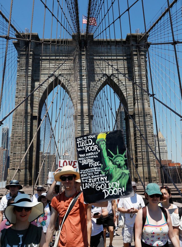 纽约的抗议民眾，走上布鲁克林大桥。　路透