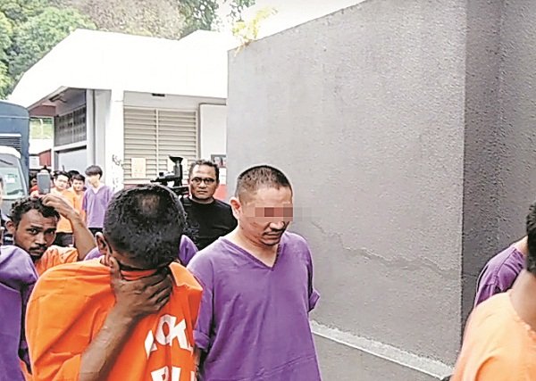 36岁男嫌犯（前右）週四被押往新山推事庭，获准延扣6天。