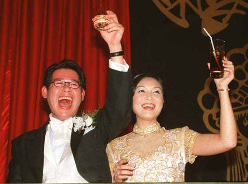 98年张凤妮跟大马富商傅仰峰结婚，並於香港补摆喜酒。