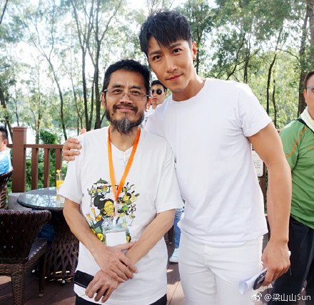 萧伟强（左）与男演员合照。