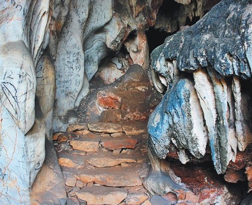 《东方日报》记者前往金龙洞考察时，发现金龙洞內的石 阶，尽是遭人涂鸦乱画的痕跡，化石的保护工作存疑。
