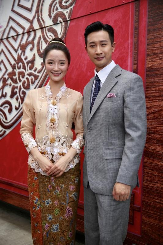 新版「月娘」肖燕（左）和「陈盛」邱凯伟， 出席《新小 娘惹》开镜仪式。