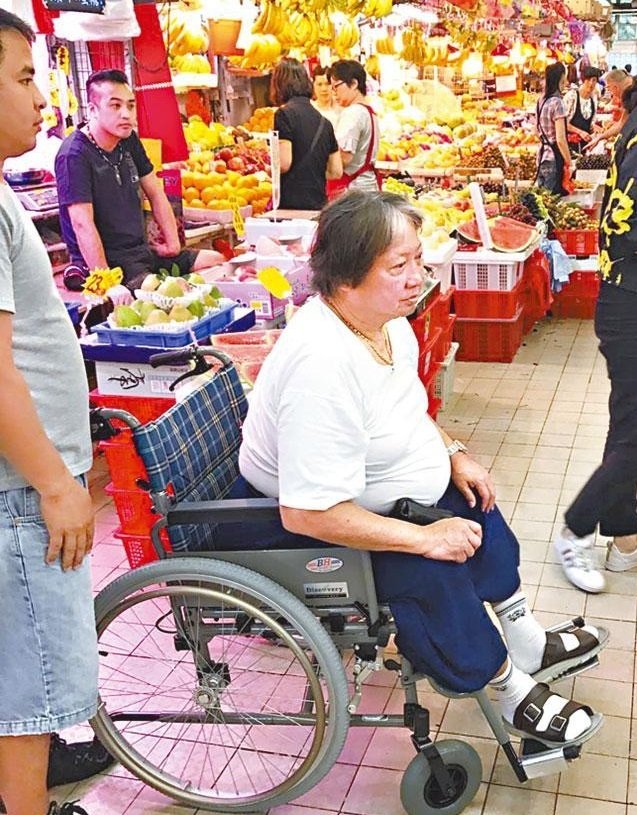 洪金宝去年被香港《苹果》读者拍到坐轮椅出门。