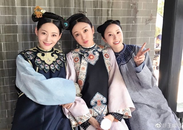 王媛可(左起)和饰演富察皇后的秦嵐，私底下是好友。