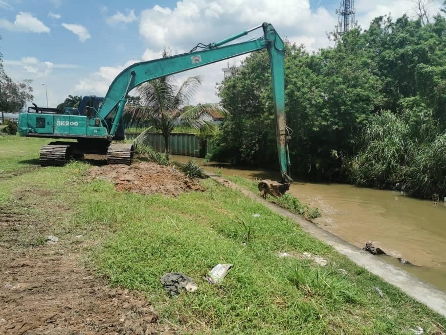 水利灌溉局展开修复河壁工程。