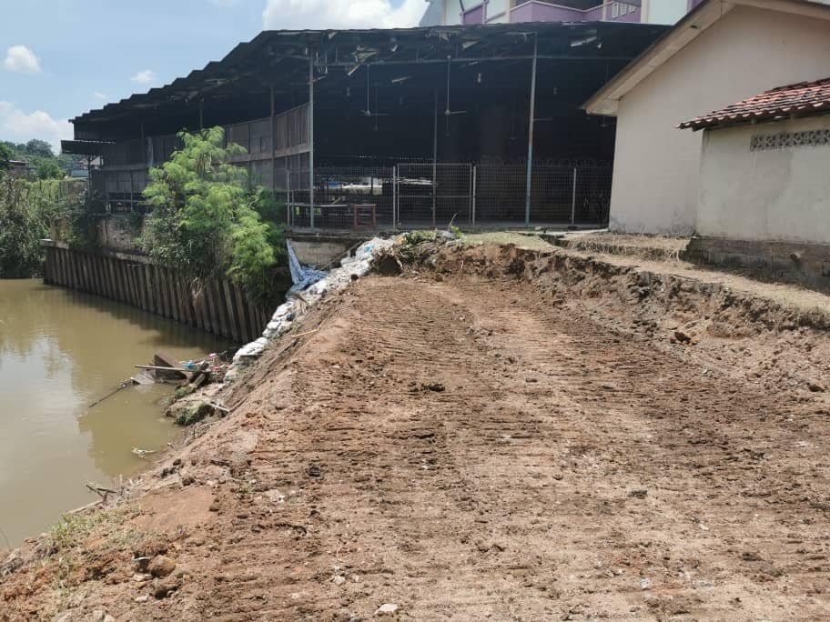 乌鲁地南智南华小食堂后方河壁获修复，保障学校和学生安全。