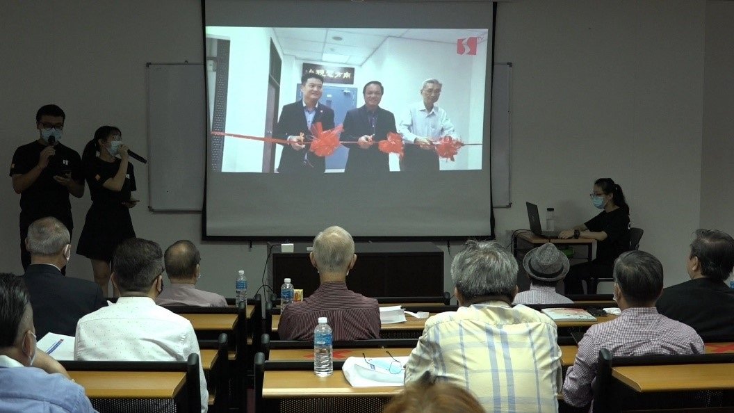 陈洺臣（左起）、张润安、张文强联合为南方电视台摄影棚进行剪彩。