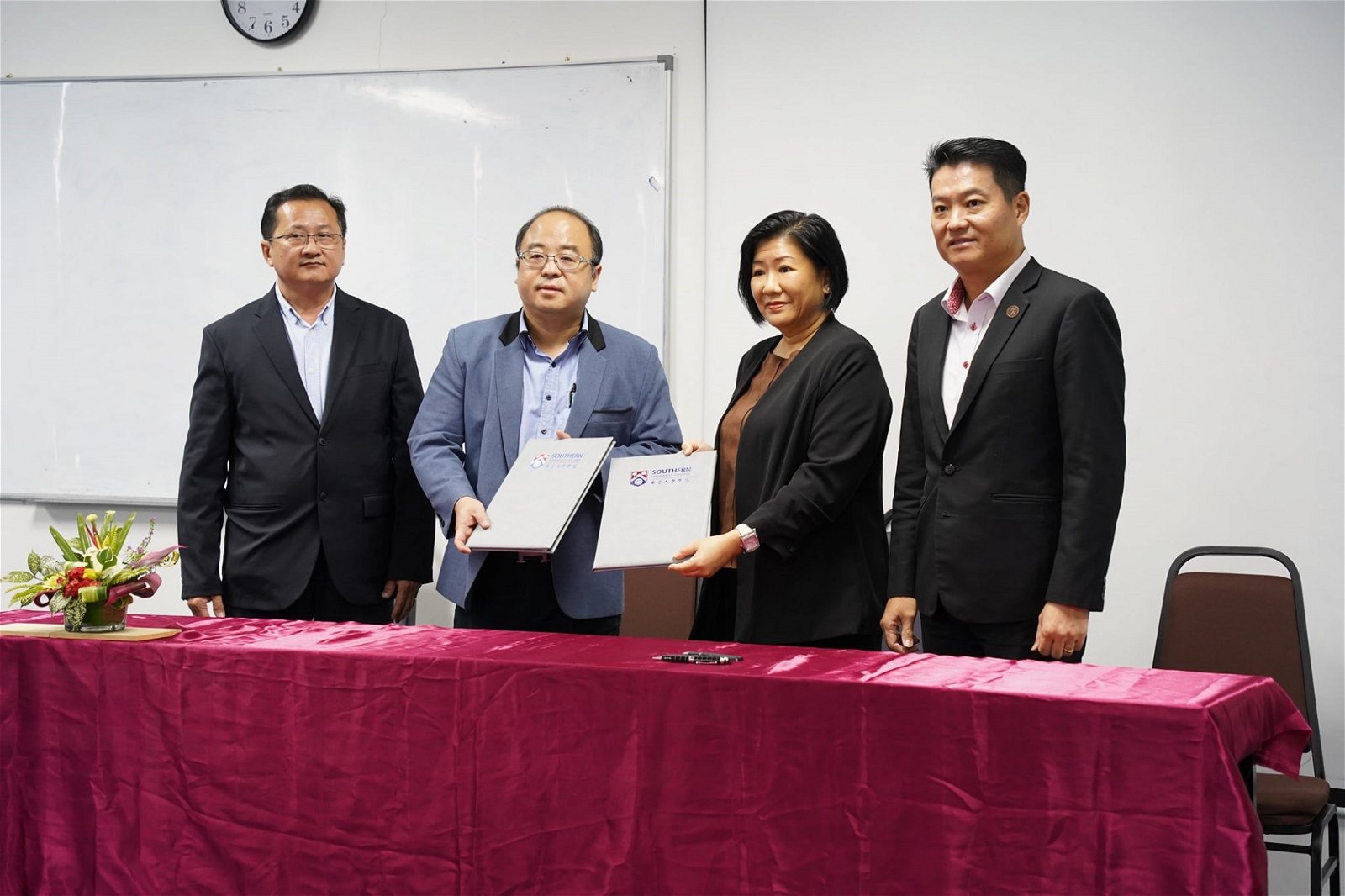 黄建翔（左2起）、郑玉美代表双方签署合作协议书，由吴福才（左）和陈洺臣（右）见证。