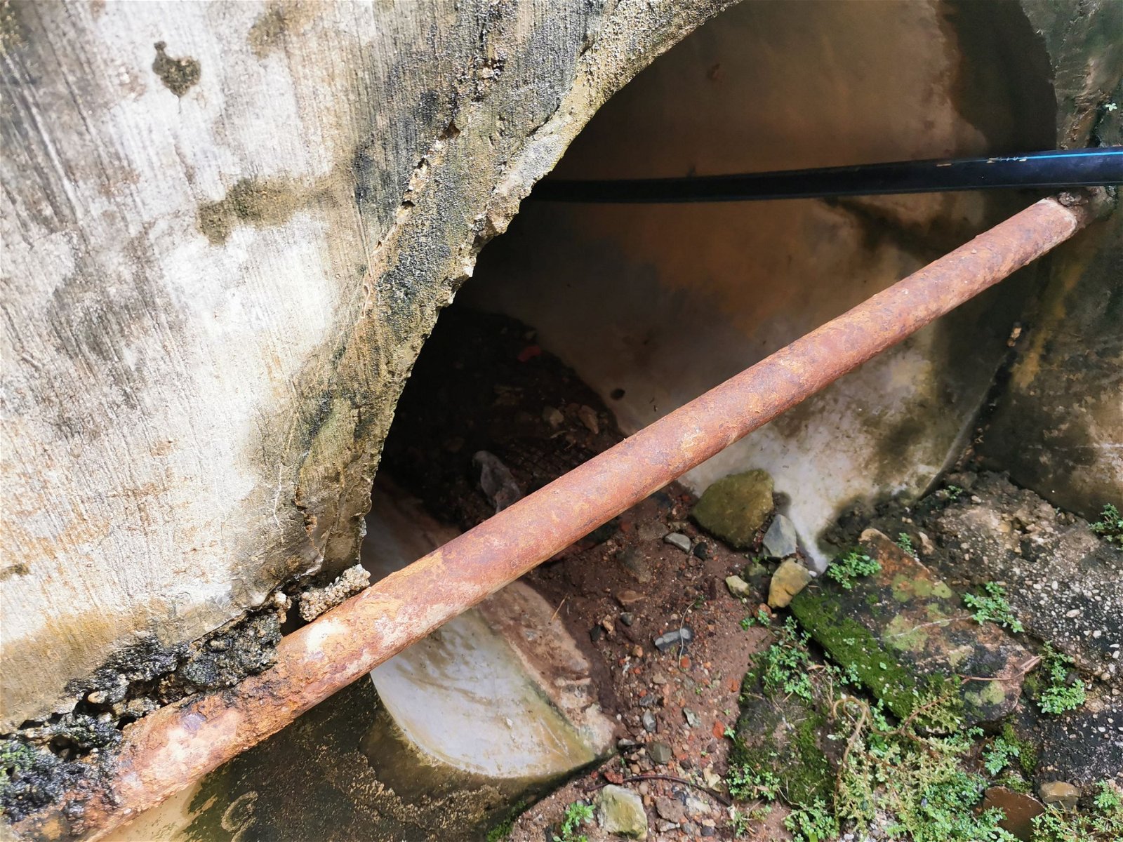 武吉峇都新村巴遥路区现有的水管已经陈旧和生锈，过大的水压可能导致水管爆裂。