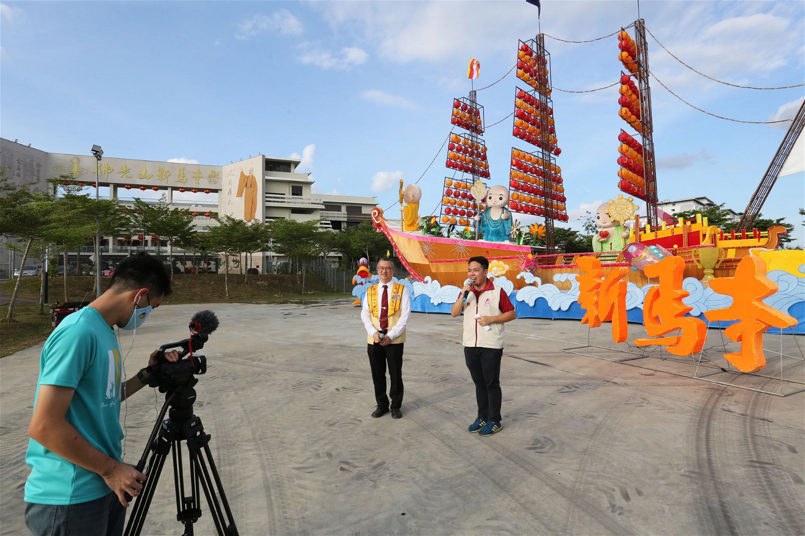 新马寺摄制团队录制影片介绍平安灯会，让无法到场的民众也能线上欣赏。摄影：刘维杰