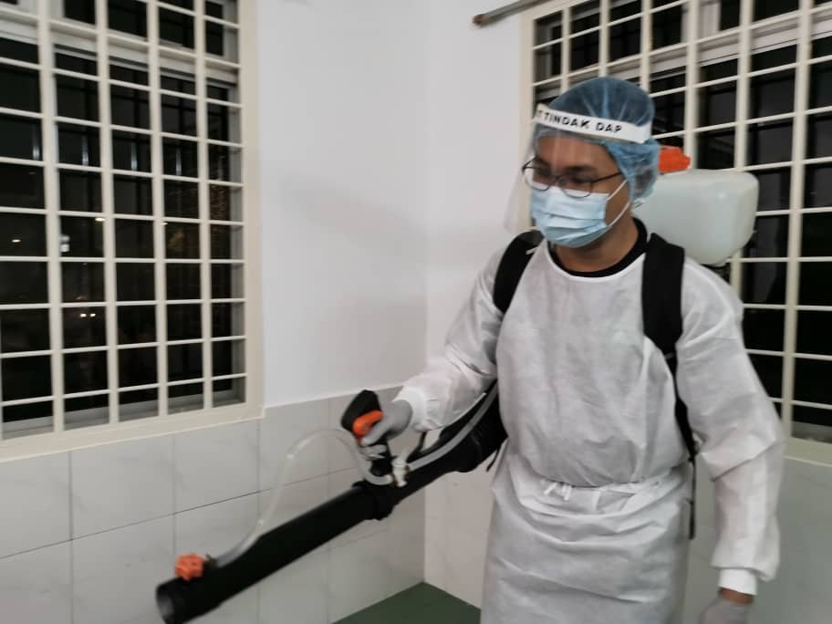 陈泓宾协助一所幼儿园进行消毒。