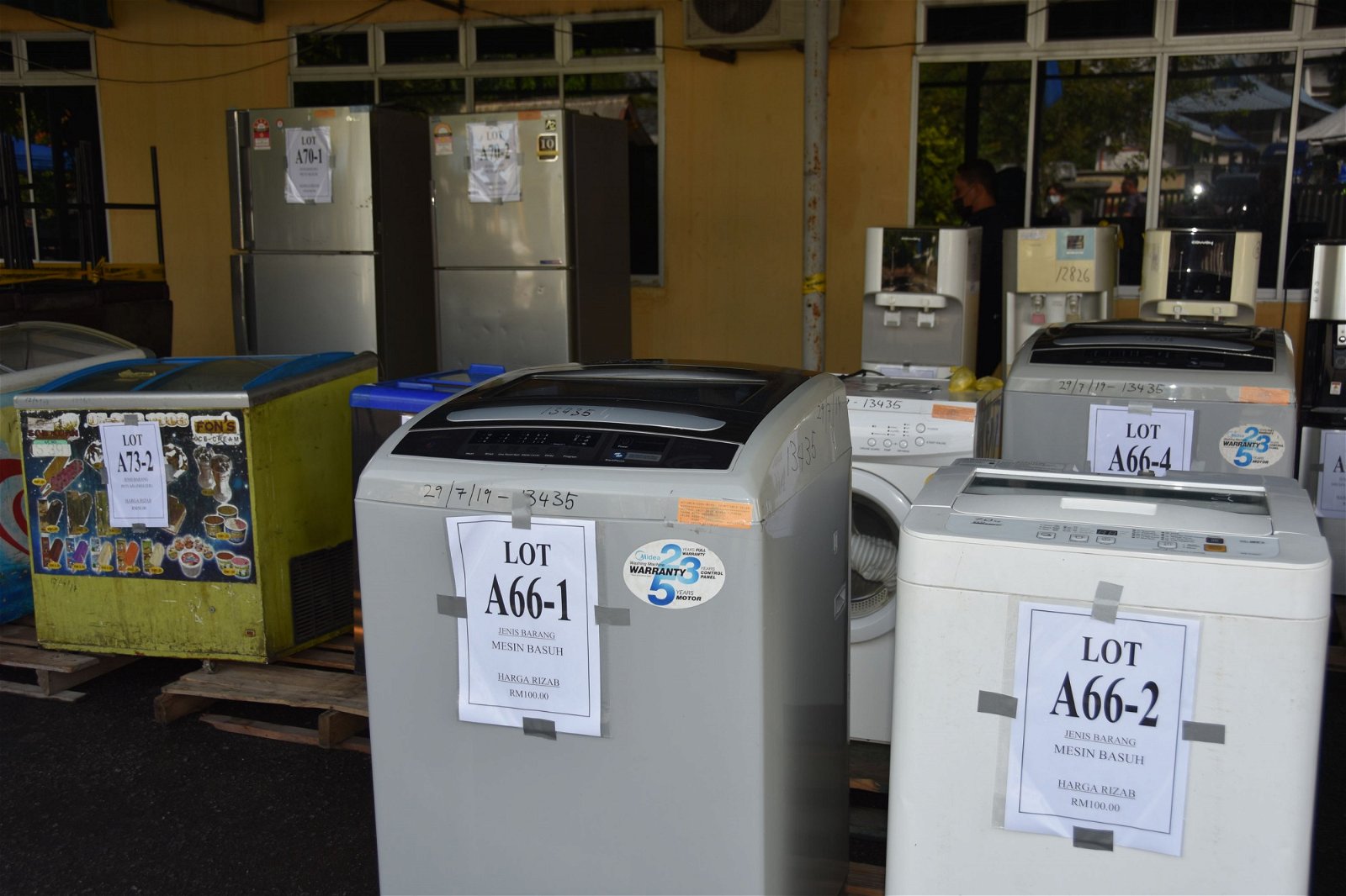 新山市政局拍卖的物品种类繁多，包括冰箱、洗衣机等。