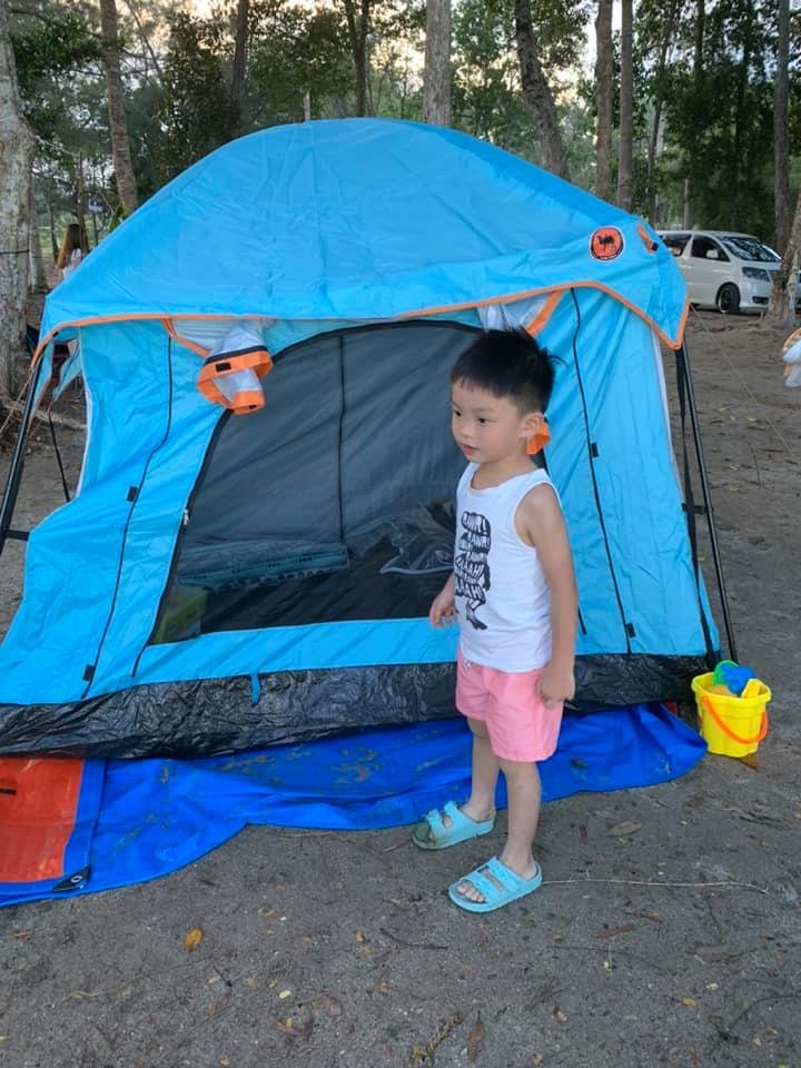 颜秀盈带著儿子尝试露营活动，体验大自然生活。（图由受访者提供）