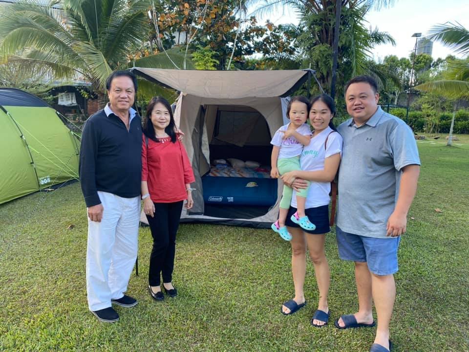 张凯翔（右）带著父母和妻女，一同体验露营的乐趣。（图由受访者提供）