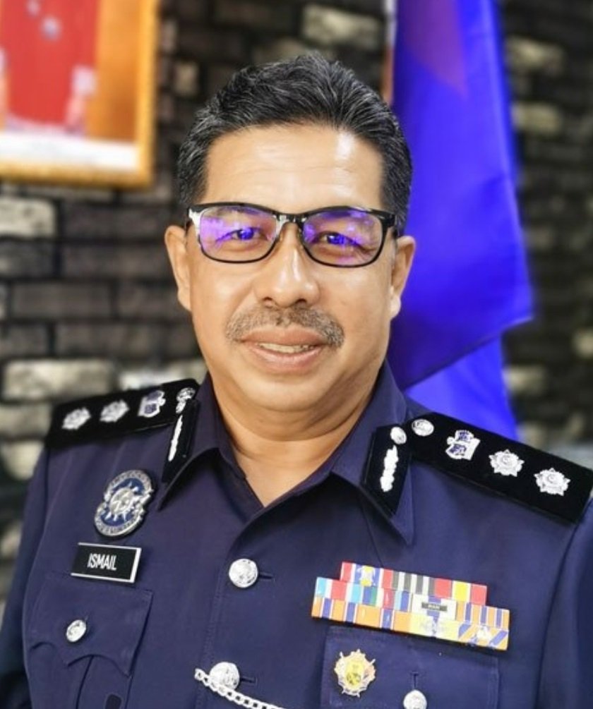 峇株巴辖警区主任依斯迈助理总监。