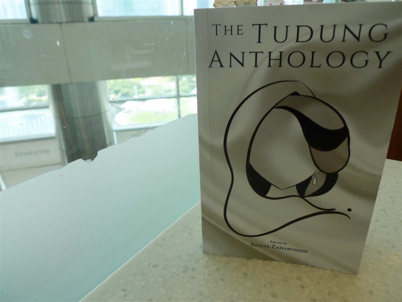 几乎所有穆斯林女性的一生中，无可避免地需面对无数次来自各方的追问关于头巾的种种问题。《头巾文选》(The Tudung Anthology)一共收录22篇的女性书写，她们来自不同种族和社会背景。